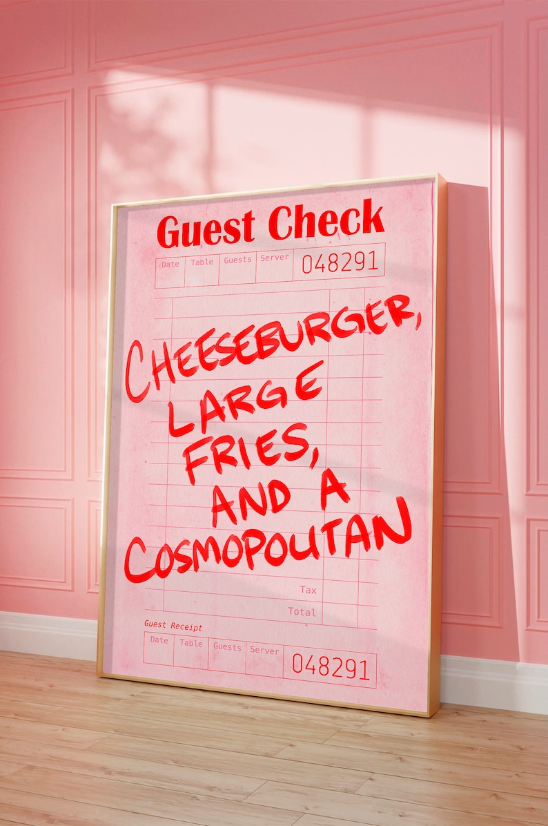 Może przedstawiać: R&oacute;żowy rachunek z restauracji w złotej ramie. Rachunek zawiera pozycje "Cheeseburger, Large Fries, and a Cosmopolitan" z numerem kelnera 048291.