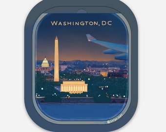 Pode incluir: Uma vista da janela de um avião de Washington, DC à noite. O Monumento a Washington, o Capitólio e o Lincoln Memorial são visíveis. A asa do avião é visível no canto superior direito da imagem. O texto "WASHINGTON, DC" está na parte superior da imagem.