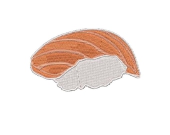 Peut inclure: Écusson brodé d'un morceau de sushi nigiri au saumon. Le saumon est de couleur orange texturée et le riz est blanc. Le patch est conçu pour être repassé ou cousu sur du tissu.