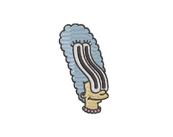 Peut inclure: Patch brodé représentant un personnage de dessin animé avec des cheveux bleus et un visage jaune. Les yeux du personnage sont recouverts de deux bandes noires et blanches. Le personnage porte un collier rose.