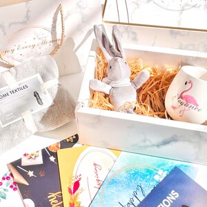Tasse, Handtuch, Hase, 5 Weihnachtsgeschenkkarten, Flamingos, Grau, Geschenkset für Frauen