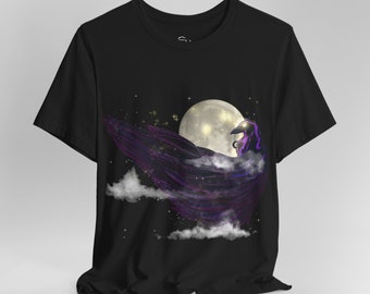 Może przedstawiać: Czarny T-shirt z grafiką przedstawiającą fioletowego kruka lecącego przed pełnią księżyca i chmurami na tle rozgwieżdżonego nocnego nieba.