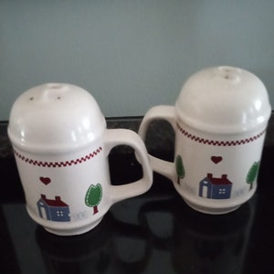 Vintage COUNTRY HOME Ceramic Salt And Pepper Shaker With Handle