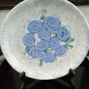 Vintage handgemalte blaue Blumen und grüne Blätter GAETANO Keramik Wüstensalatteller