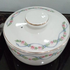 Vintage HALL&#39;S Superior Quality Covered Casserole Dish