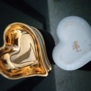 Bibelot vintage en forme de coeur en porcelaine dorée
