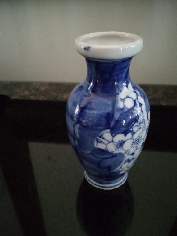 ヴィンテージの青と白の磁器の花瓶、白い花が咲いている - Etsy 日本
