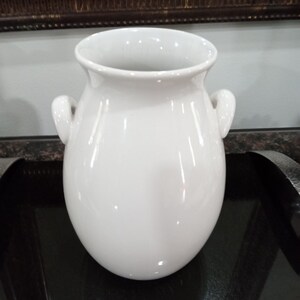 Vintage handgemachte weiße runde Vase mit Ohren-Halter