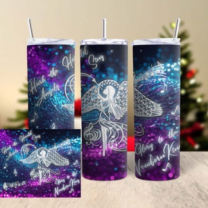 Może przedstawiać: Zestaw trzech kubków ze stali nierdzewnej z pokrywkami i słomkami. Kubki zdobią anioł, nuty i napis "Hark the Angels Sing, Glory to the Newborn King" na fioletowo-niebieskim tle.