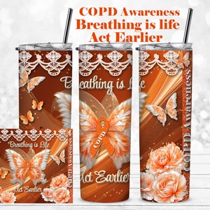 Puede incluir: Un vaso de acero inoxidable con un diseño que promueve la concienciación sobre la EPOC. El diseño presenta mariposas, flores y una cinta naranja, con el texto "COPD Awareness, Breathing is life, Act Earlier."