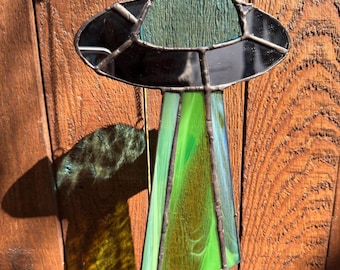 Espejo atrapasol de vidrieras con forma de ovni – Nave espacial alienígena (9 pulgadas)