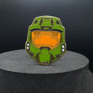Alien Hunter Helmet Enamel Pin | Sci-Fi | 1.5 in