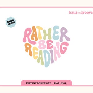Op de afbeelding: Een digitaal ontwerp met een roze rand en een witte achtergrond. De woorden "Rather Be Reading" zijn in een hartvorm gerangschikt, met behulp van verschillende pastelkleuren. Het ontwerp bevat de tekst "Original Designer" en "Instant Download | PNG | SVG".