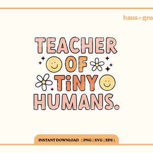 Op de afbeelding: Een roze en oranje grafisch ontwerp met de tekst "TEACHER OF TINY HUMANS." Het ontwerp bevat een madeliefje, een smiley en glitters.