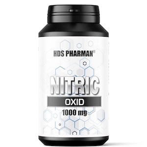 Può includere: Una bottiglia nera con tappo nero. L'etichetta presenta "HDS Pharman" e "NITRIC OXID 1000 mg" in argento e bianco. Lo sfondo ha un motivo geometrico blu e bianco.