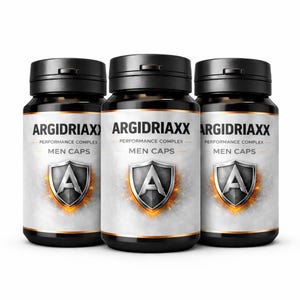 Może przedstawiać: Trzy czarne butelki z suplementami z białymi etykietami. Na etykietach widnieje napis "ARGIDRIAXX PERFORMANCE COMPLEX MEN CAPS" nad srebrną tarczą z ognistą pomarańczową poświatą i literą "A".