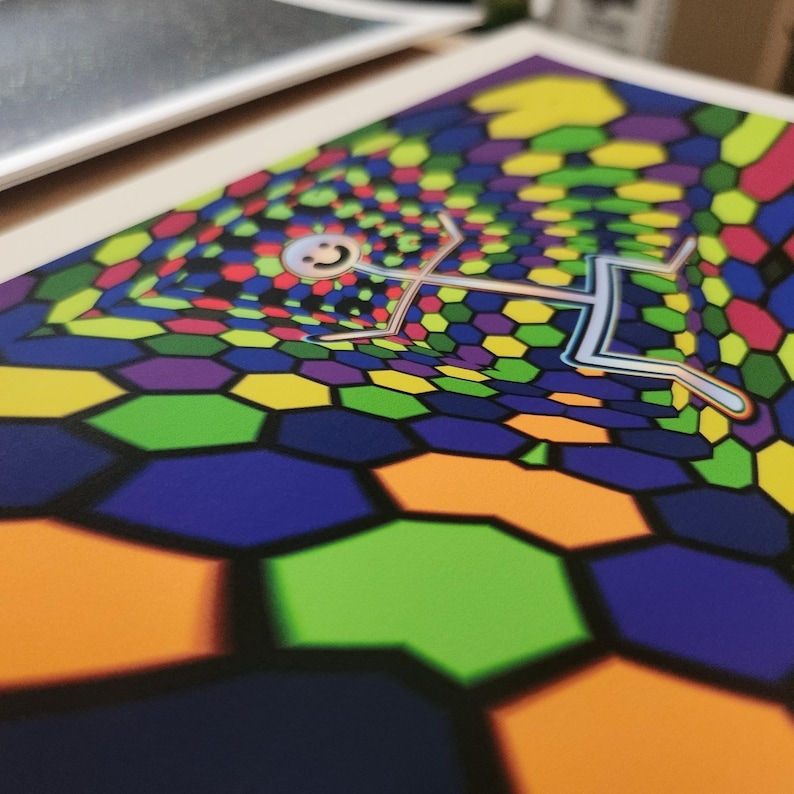 Puede incluir: Una impresi&oacute;n colorida que presenta una figura estilizada flotando sobre un patr&oacute;n hexagonal. La obra de arte utiliza una paleta vibrante de azules, verdes, amarillos, naranjas y morados. La figura tiene una cara sonriente y un contorno plateado.