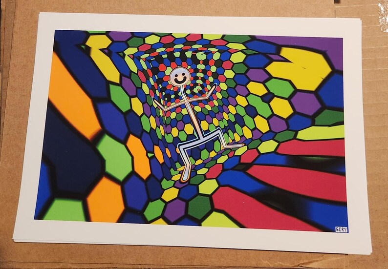 Puede incluir: Una colorida impresi&oacute;n art&iacute;stica que presenta una figura de palo con una cara sonriente en un t&uacute;nel geom&eacute;trico. El t&uacute;nel est&aacute; compuesto por hex&aacute;gonos de varios colores, incluyendo azul, verde, amarillo y morado. El fondo tiene tonos naranja y rojo.