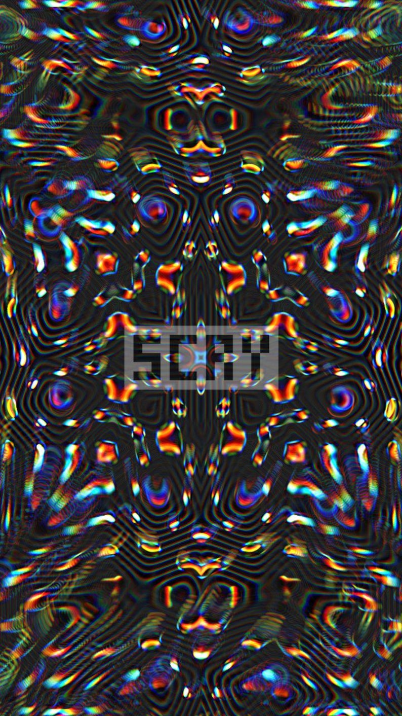 K&ouml;nnte beinhalten: Abstrakte digitale Kunst mit einem dunklen Hintergrund und einem sich wiederholenden Muster aus farbenfrohen, schillernden Formen. Das Wort "SCRY" wird in einem wei&szlig;en Rechteck in der Mitte des Bildes angezeigt.