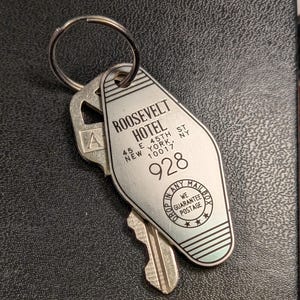 Roosevelt Hotel Keychain – Room 928 Retro Motel Key Fob – Haunted Hollywood Gift – Stainless Steel Tag – Vintage Hotel Prop