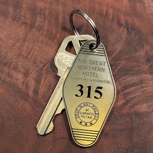 Great Northern Hotel Keychain – Room 315 Retro Motel Key Fob – Twin Peaks Inspired – Stainless Steel Key Tag – TV Show Fan Gift