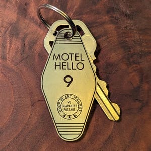 Motel Hello Keychain – Room 9 Retro Motel Key Fob – Cult Horror Movie Prop – Stainless Steel Tag – Funny Scary Gift