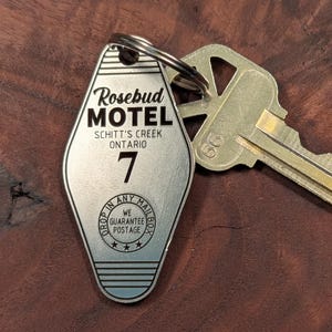 Schitt&#39;s Creek Rosebud Motel Keychain – Stainless Steel Retro Key Tag – Funny TV Show Gift – Vintage Hotel Key Fob
