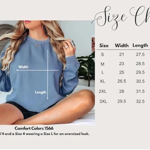 K&ouml;nnte beinhalten: Ein blaues Langarm-Sweatshirt mit einer Gr&ouml;&szlig;entabelle, die Breite, L&auml;nge und &Auml;rmell&auml;nge in Zoll f&uuml;r die Gr&ouml;&szlig;en S bis 3XL angibt. Der Text Comfort Colors 1566 ist sichtbar, zusammen mit Hinweisen zur K&ouml;rpergr&ouml;&szlig;e und Konfektionsgr&ouml;&szlig;e des Modells.