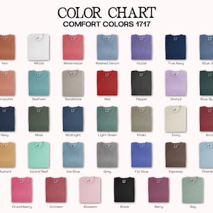 K&ouml;nnte beinhalten: Eine Farbkarte f&uuml;r Comfort Colors 1717 T-Shirts mit f&uuml;nfunddrei&szlig;ig verschiedenen Stoffmustern in diversen Farbt&ouml;nen, darunter Yam, Wei&szlig;, Wassermelone, gewaschenes Denim, Violett, Marine, Blue Jean, Terrakotta, Seafoam, Sandstein, Rot, Pfeffer, Orchidee, Blaufichte, Moos, Mitternacht, Hellgr&uuml;n, Khaki, Elfenbein, Ziegel, Senf, Island Reef, Eisblau, Grau, Flo Blue, Espresso, Chambray, Crunchberry, Karmesin, Bl&uuml;te, Schwarz, Beere und Bay.