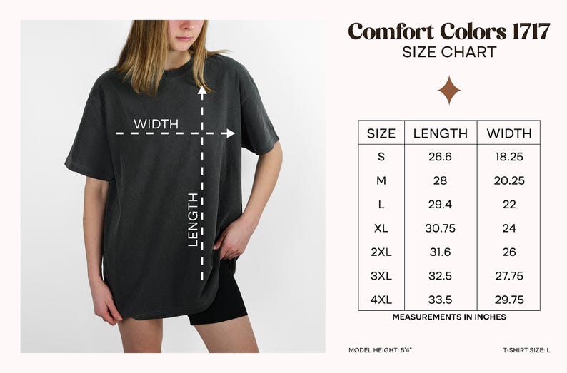 Pu&ograve; includere: Una t-shirt grigio scuro a maniche corte con una tabella delle taglie intitolata Comfort Colors 1717. La tabella elenca le taglie dalla S alla 4XL con le misure di lunghezza e larghezza in pollici. Un diagramma sulla t-shirt indica come misurare.