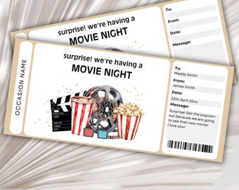 Può includere: Modello di biglietto regalo editabile per una serata al cinema con un'illustrazione ad acquerello di una bobina di pellicola, popcorn e occhiali 3D. Il testo dice "sorpresa! stiamo organizzando una serata al cinema".