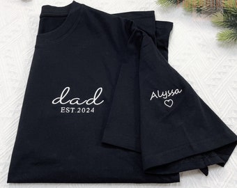 Individuell besticktes Papa est T-Shirt mit Kindernamen auf dem Ärmel, Papa est 2024, Vatertagsgeschenk, neuer Papa, neues Papa-Geschenk
