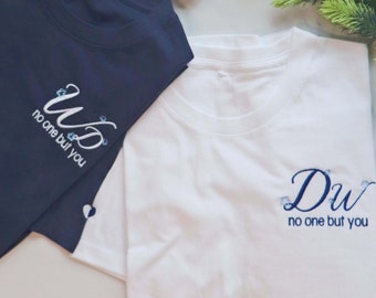 Camiseta con iniciales de letras florales bordadas, camiseta personalizada, regalo para ella, camiseta con letras de flores, camiseta bordada para regalo de pareja de aniversario