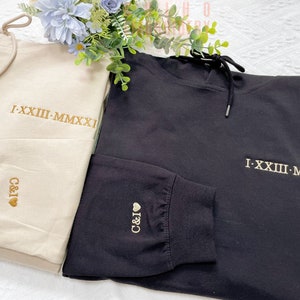 Custom Embroidered Roman Numeral Hoodie, Couple Shirt Initial On Sleeve, Anniversary Year, Personalized Date Hoodie,Anniversary Gifts zdjęcie 8