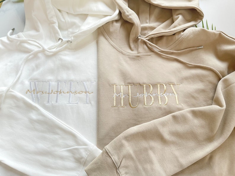 Custom Embroidered Anniversary Sweatshirt Hoodie, Embroidery Wifey Hubby Couple Hoodie, Beige Khaki Sweatshirt, Custom last name Sweatshirt zdjęcie 1