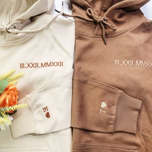 Pull à capuche brodé personnalisé, initiales en chiffres romains sur la manche, cadeau d'anniversaire pour lui couple sweat à capuche marron beige kaki image 9