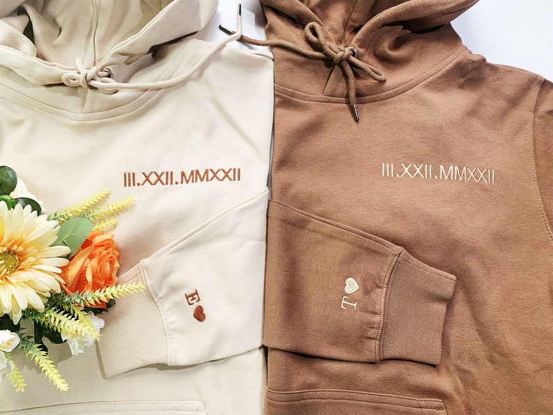 Pull à capuche brodé personnalisé, initiales en chiffres romains sur la manche, cadeau d'anniversaire pour lui couple sweat à capuche marron beige kaki image 9