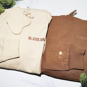 Pull à capuche brodé personnalisé, initiales en chiffres romains sur la manche, cadeau d'anniversaire pour lui couple sweat à capuche marron beige kaki image 3