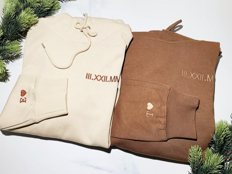 Pull à capuche brodé personnalisé, initiales en chiffres romains sur la manche, cadeau d'anniversaire pour lui couple sweat à capuche marron beige kaki image 3