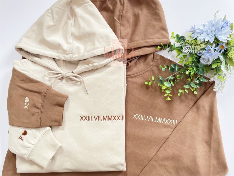 Pull à capuche brodé personnalisé, initiales en chiffres romains sur la manche, cadeau d'anniversaire pour lui couple sweat à capuche marron beige kaki image 1