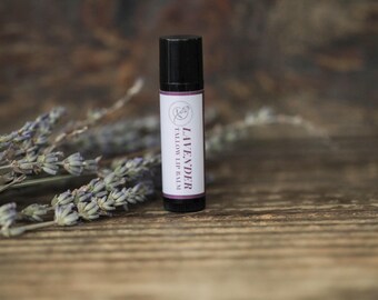 Bálsamo labial de sebo con lavanda, hidratación herbal para labios secos y agrietados.