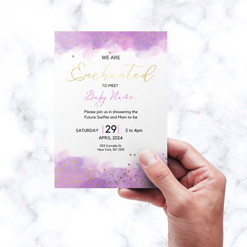 Puede incluir: Una invitaci&oacute;n a un baby shower con un dise&ntilde;o de acuarela en tonos morados y dorados. El texto dice "Estamos encantados de conocer a Baby Name". La invitaci&oacute;n incluye la fecha, hora y lugar del evento.