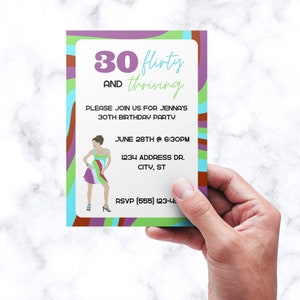 Op de afbeelding: Een kleurrijke uitnodiging met een retro-ontwerp voor een 30e verjaardagsfeest. De uitnodiging bevat de tekst "30 flirty and thriving" en bevat de datum, tijd en het adres voor het feest.
