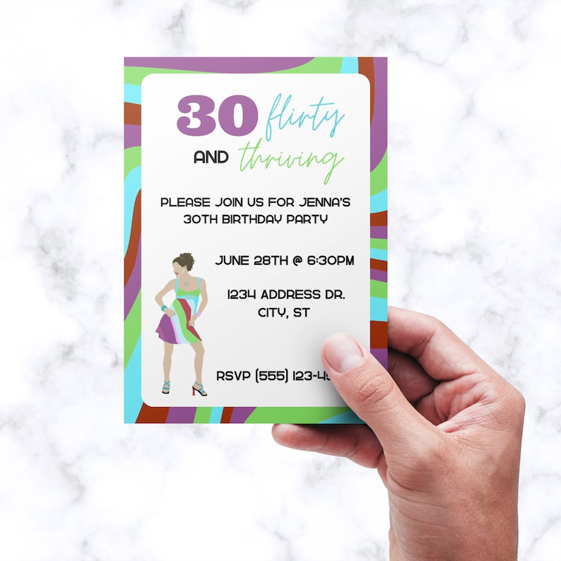 Op de afbeelding: Een kleurrijke uitnodiging met een retro-ontwerp voor een 30e verjaardagsfeest. De uitnodiging bevat de tekst "30 flirty and thriving" en bevat de datum, tijd en het adres voor het feest.