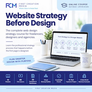 Puede incluir: Un gráfico promocional para un curso en línea titulado Website Strategy Before Design de First Creation Media. Muestra una computadora portátil con un proceso de cinco pasos, un cuaderno, un portalápices y una taza con el texto Strategy Builds Better Websites.