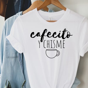 Cafecito Y Chisme Camisa de Manga Corta, Camisa Cafecito, Camisa de Café, Camisa Café y Chisme, Camisa Amante del Café