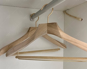 Elegante kamferhouten hanger met broekstang, handgemaakte brede schouderkasthanger, duurzame winkeldisplayhanger voor pakken en jassen