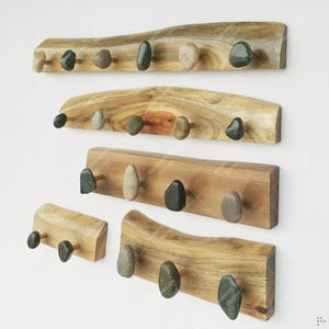 Ręcznie robione haki ścienne z drewna i kamienia rzecznego: rustykalny wystrój domu