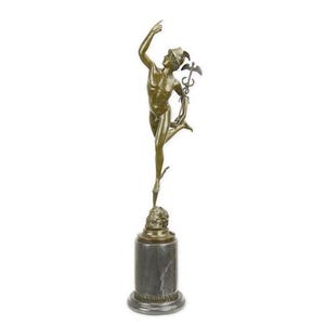 Op de afbeelding: Bronzen beeld van een gevleugelde figuur die op een voetstuk staat. De figuur houdt een staf vast met een gevleugelde slang aan de bovenkant. Het beeld staat op een marmeren voet.