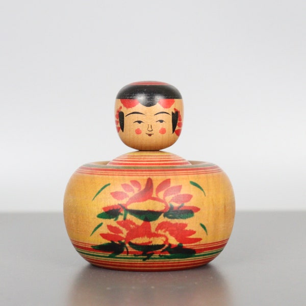 Petit pot musical vintage Kokeshi avec couvercle poupée japonaise en bois contenant figurine botanique décoration d'intérieur cadeau unique